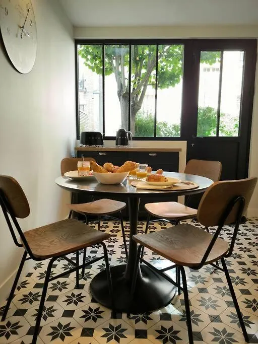 Montmartre En Rez-De-Jardin Daire Paris Fransa