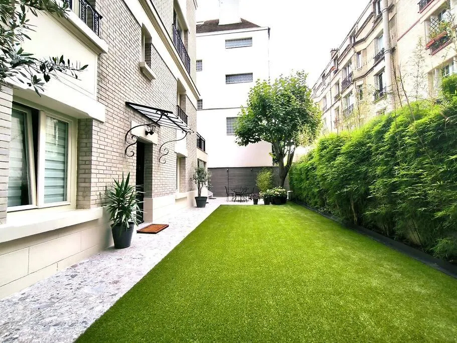 Montmartre En Rez-De-Jardin Daire Paris