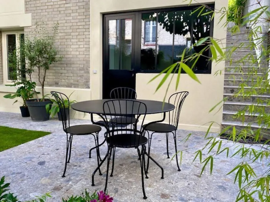 パリMontmartre En Rez-De-Jardinアパートメント